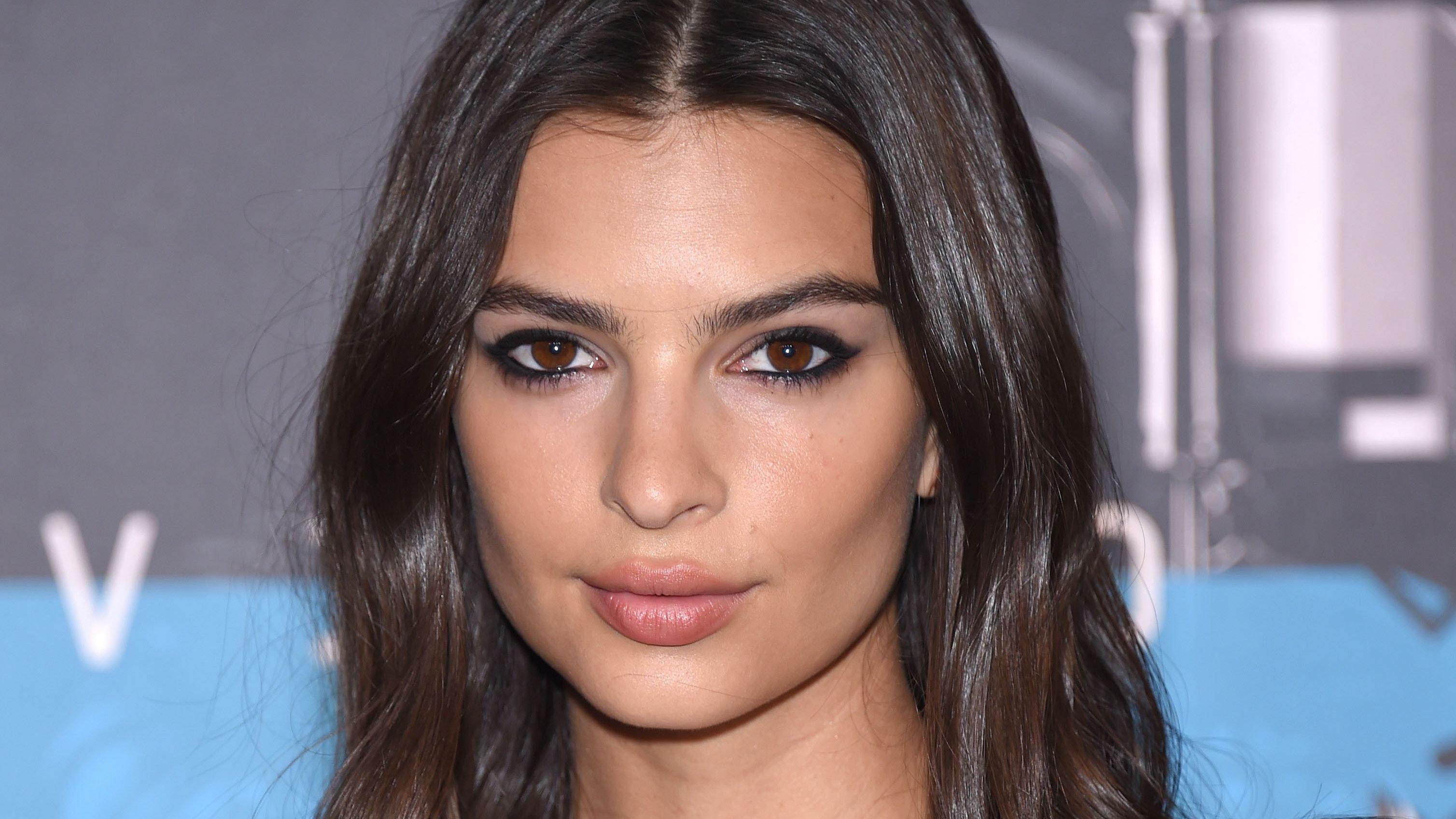 Emily Ratajkowski wears bold eyeliner and loose waves at an event.