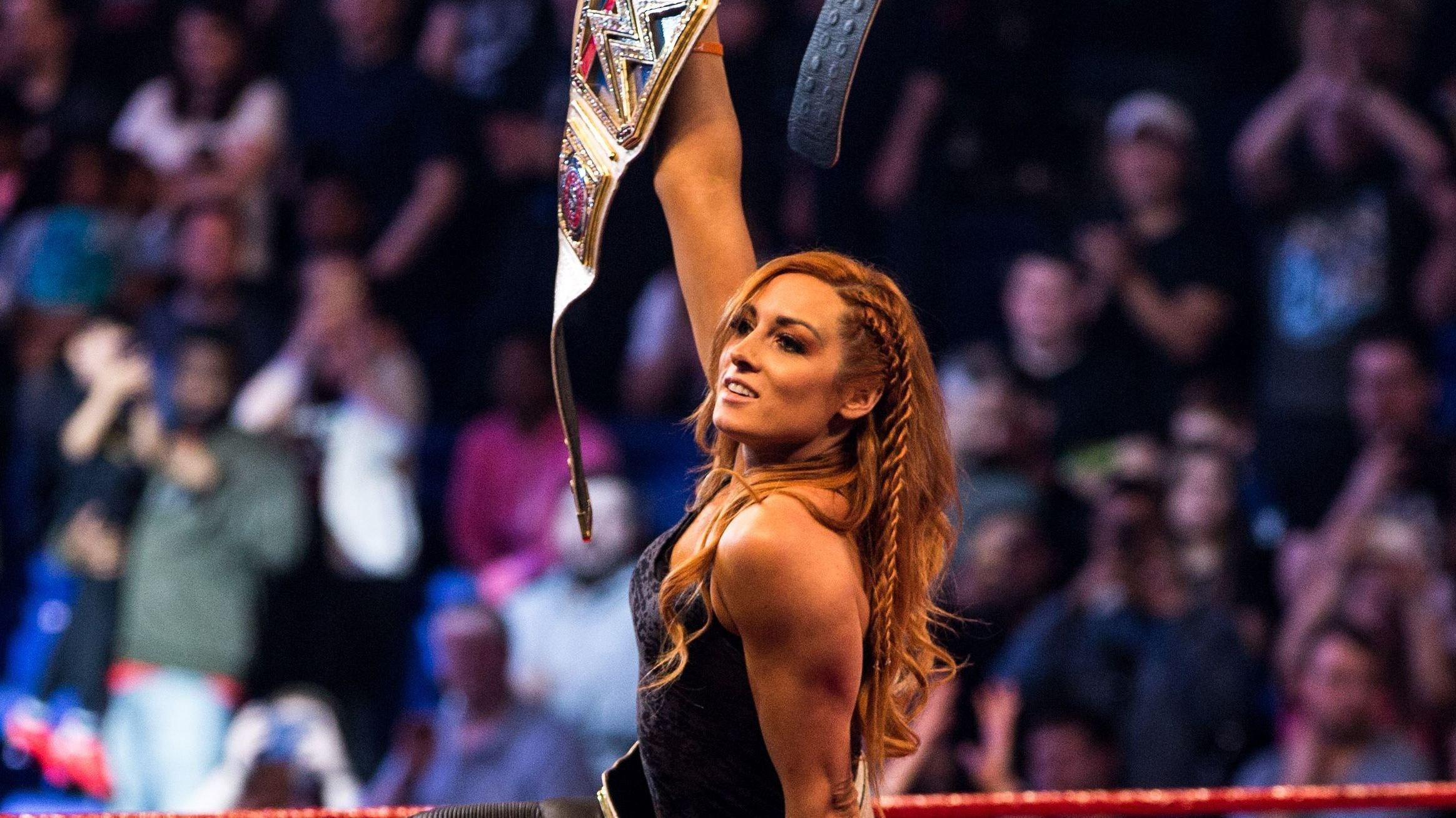 Becky Lynch holds up the Smackdown Women's Championship