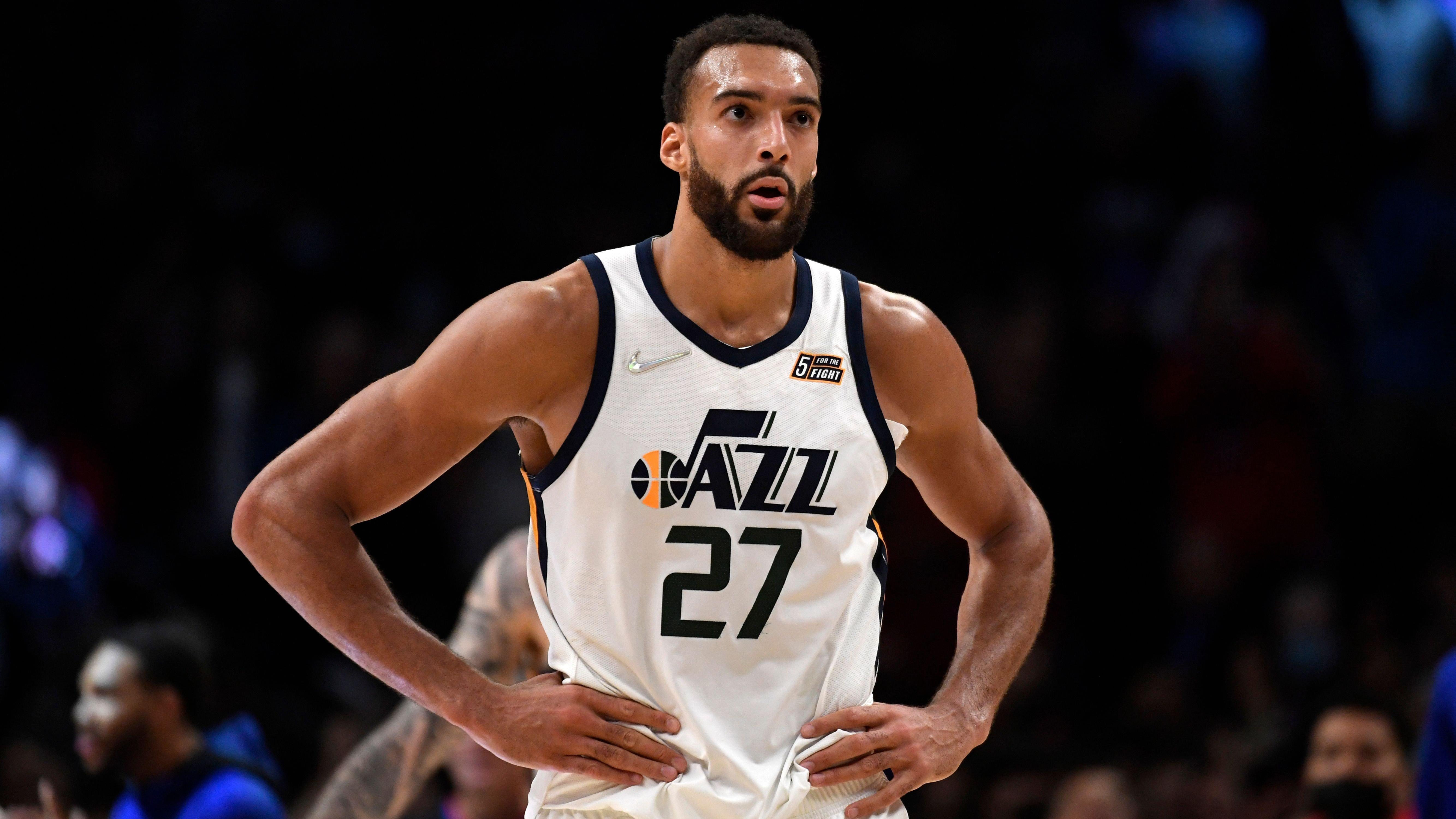 Rudy Gobert waiting for the ref's decision