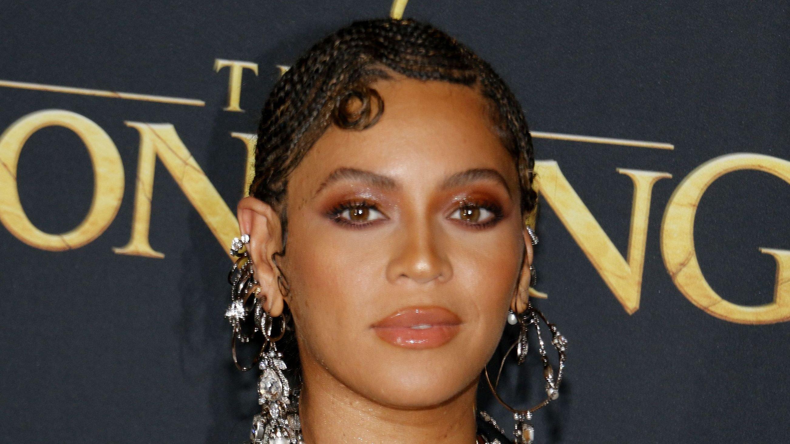 Close-up picture of Beyonce