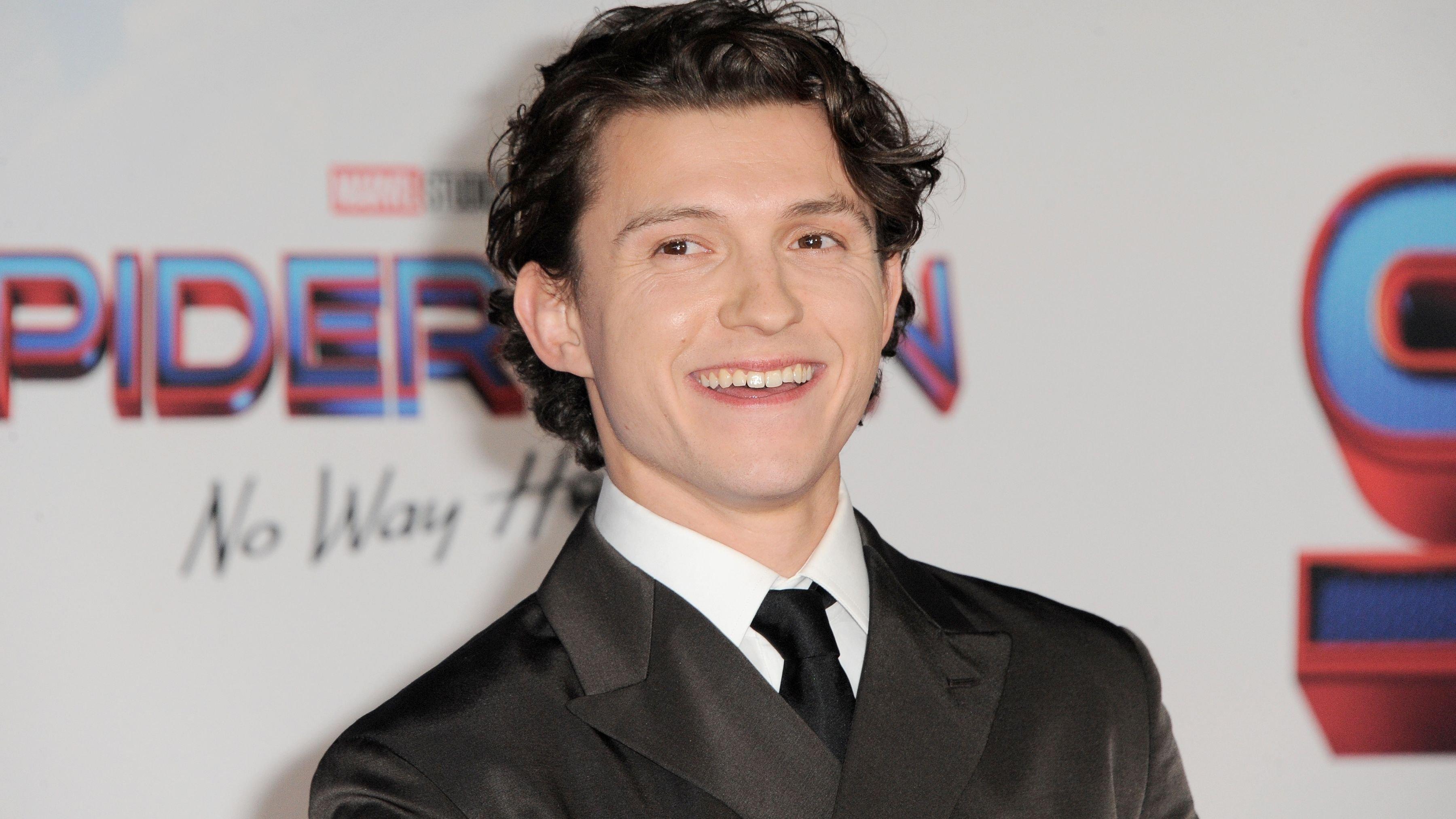 Close up of Tom Holland in a Prada suit at the Spiderman: No Way Home premiere 