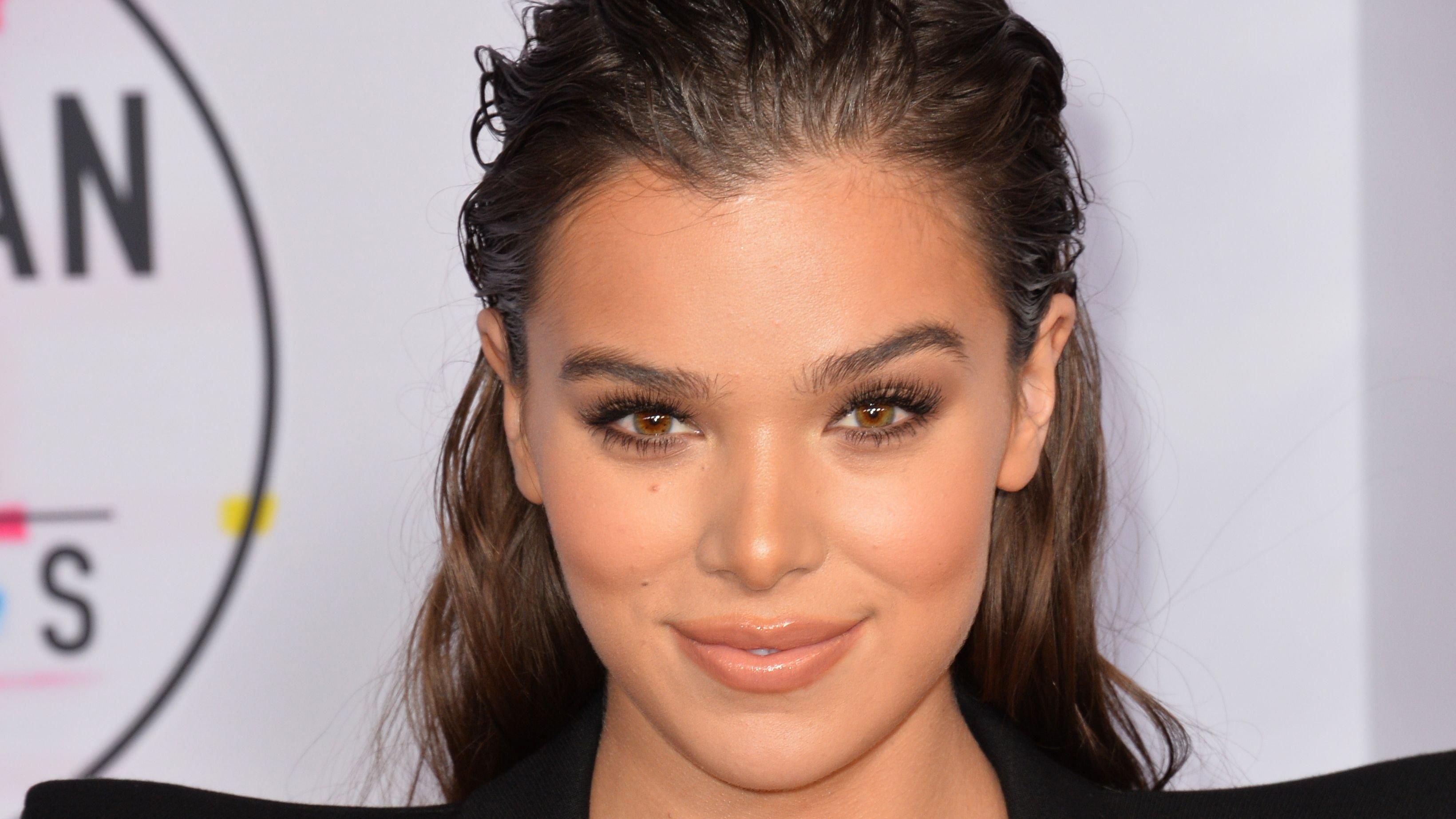 Hailee Steinfeld Stuns In A Hot Pink Bikini